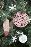 Dýhové výřezy ISATIS 2ks - vánoční koule s hvězdičkami