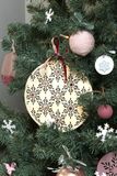 Dýhový výřez Folk - vánoční koule s velkou vločkou
