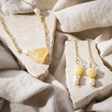 Mini kreativní sada výroba bižuterie - 2 náušnice a náhrdelník z kalcitu a perel