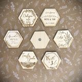 Dřevěná dýhová svatební magnetka hexagon 5cm - Vzor 2 - folklórní