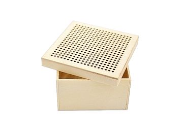 Dřevěná krabička s dírkami na vyšívání - 9x9cm
