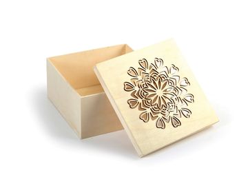 Dřevěná krabička s ozdobným ornamentem