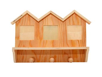 Dřevěná polička s věšáky a rámečky - domečky