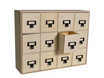 Dřevěná skříňka s 12 zásuvkami a štítky