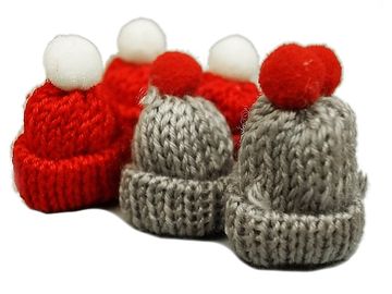 Textilní stříkaná mini čepice 4,5cm - červená s bílou kuličkou
